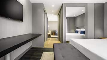 Suíte júnior, 1 cama de casal | Roupas de cama premium, frigobar, cofres nos quartos, escrivaninha