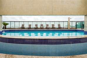 Outdoor pool, pool loungers - Grand Mercure Brasilia Eixo Monumental (Brasília)