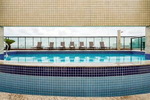 Utomhuspool och solstolar