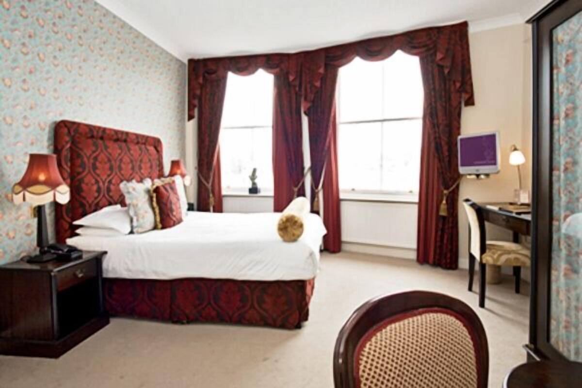 Queen Standard Room | Premium bedding, in-room safe, desk, iron/ironing board (on request)
