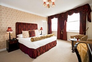 Ropa de cama de alta calidad y caja de seguridad en la habitación 