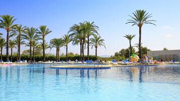 8 ulkouima-allasta, aurinkotuoleja