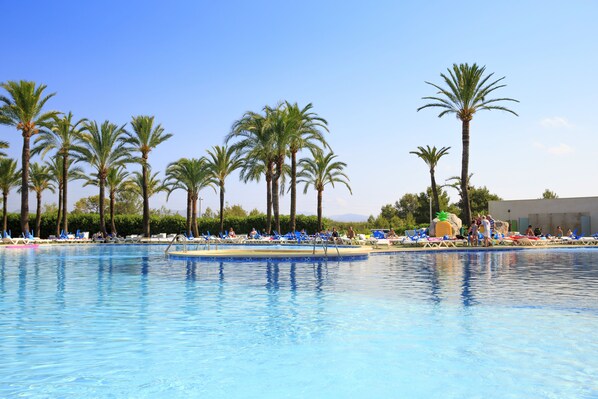 8 albercas al aire libre y camastros 