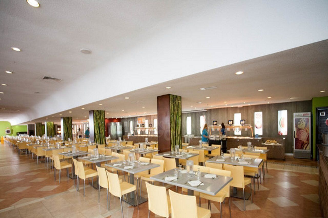 3 restaurants, serveren ontbijt, lunch, diner, internationale gerechten