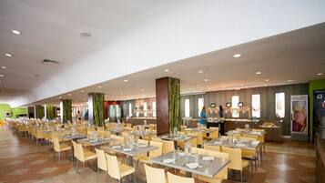 3 ravintolaa, joissa tarjoillaan aamiainen; kansainvälinen keittiö