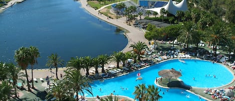 8 albercas al aire libre y camastros