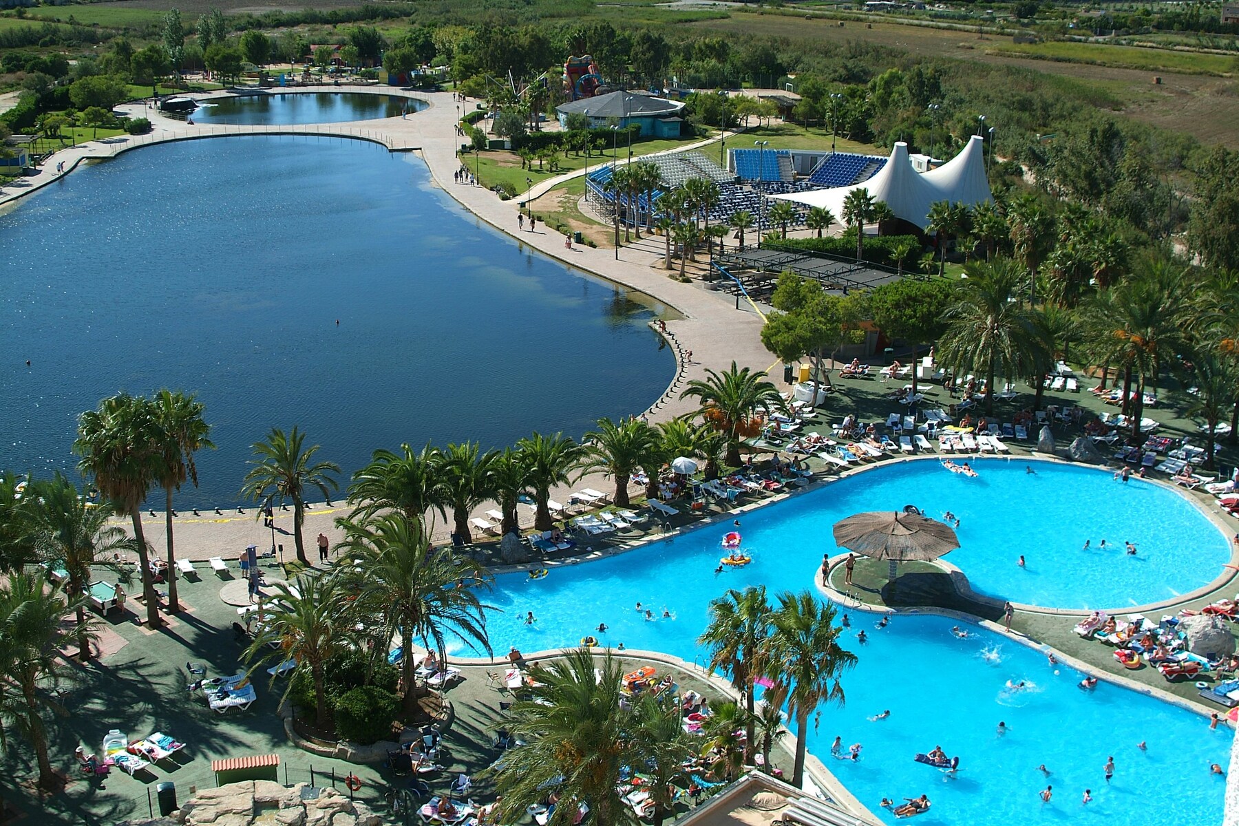 8 outdoor pools, pool loungers