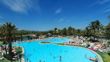 8 piscines extérieures, chaises longues