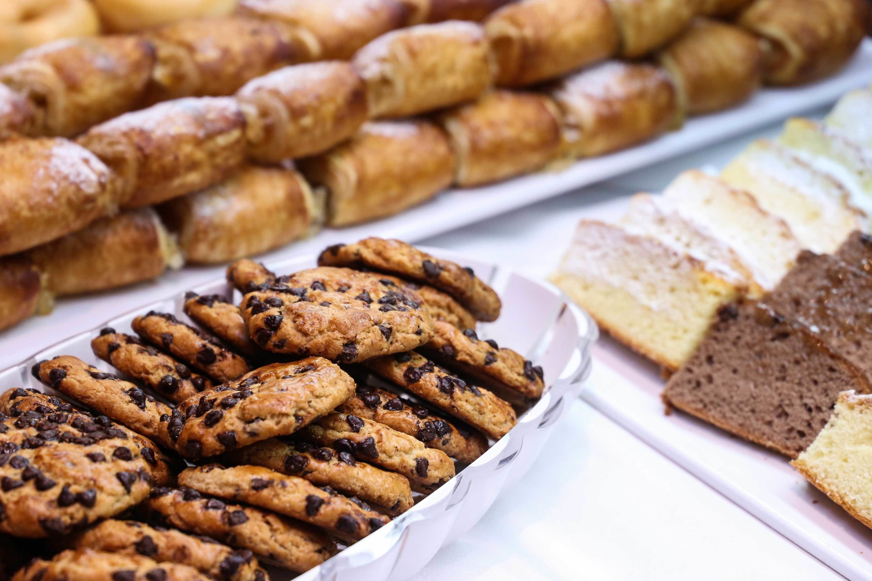 Variedad de productos horneados, como galletas, pasteles y rebanadas de pastel.