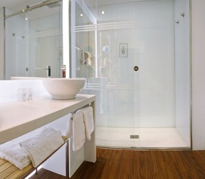 Deluxe Double Room, Sea View | Bathroom | Free toiletries, hair dryer, towels - KAKTUS Hotel Volga (Calella)