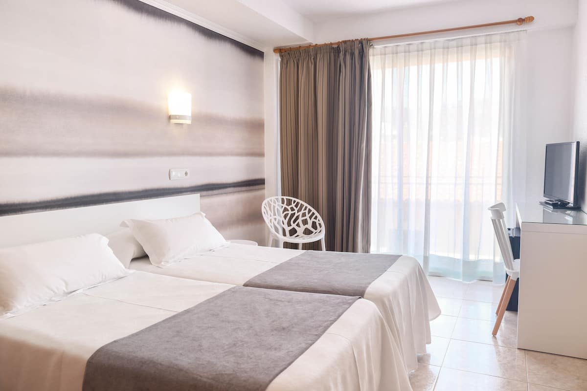 Peralatan tempat tidur premium, bar mini, peti besi dalam bilik, meja