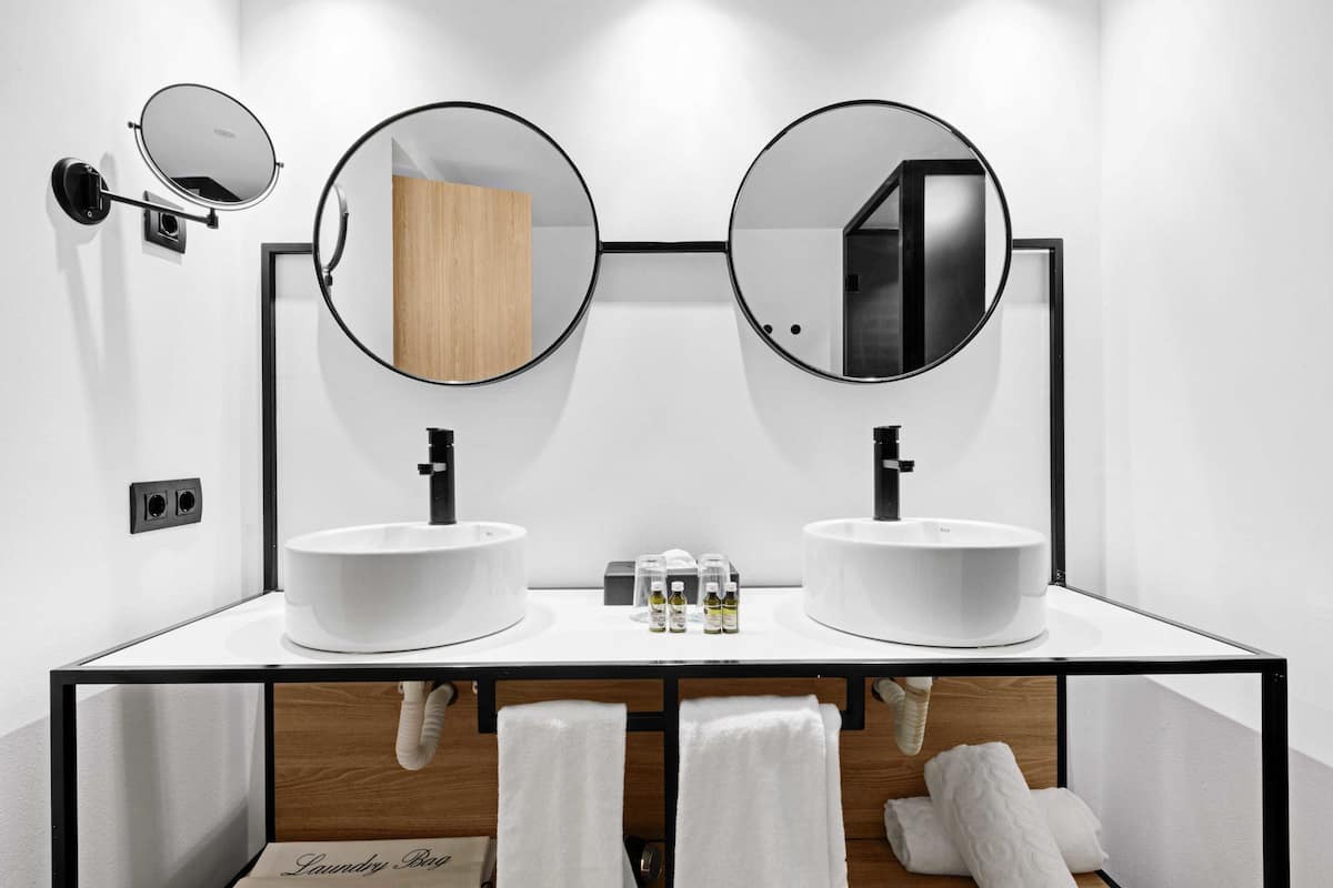 standard double room, balcony | bathroom sink