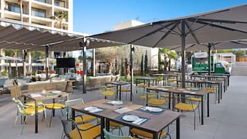 Serveert ontbijt, diner, Mediterrane gerechten, uitzicht op de tuin