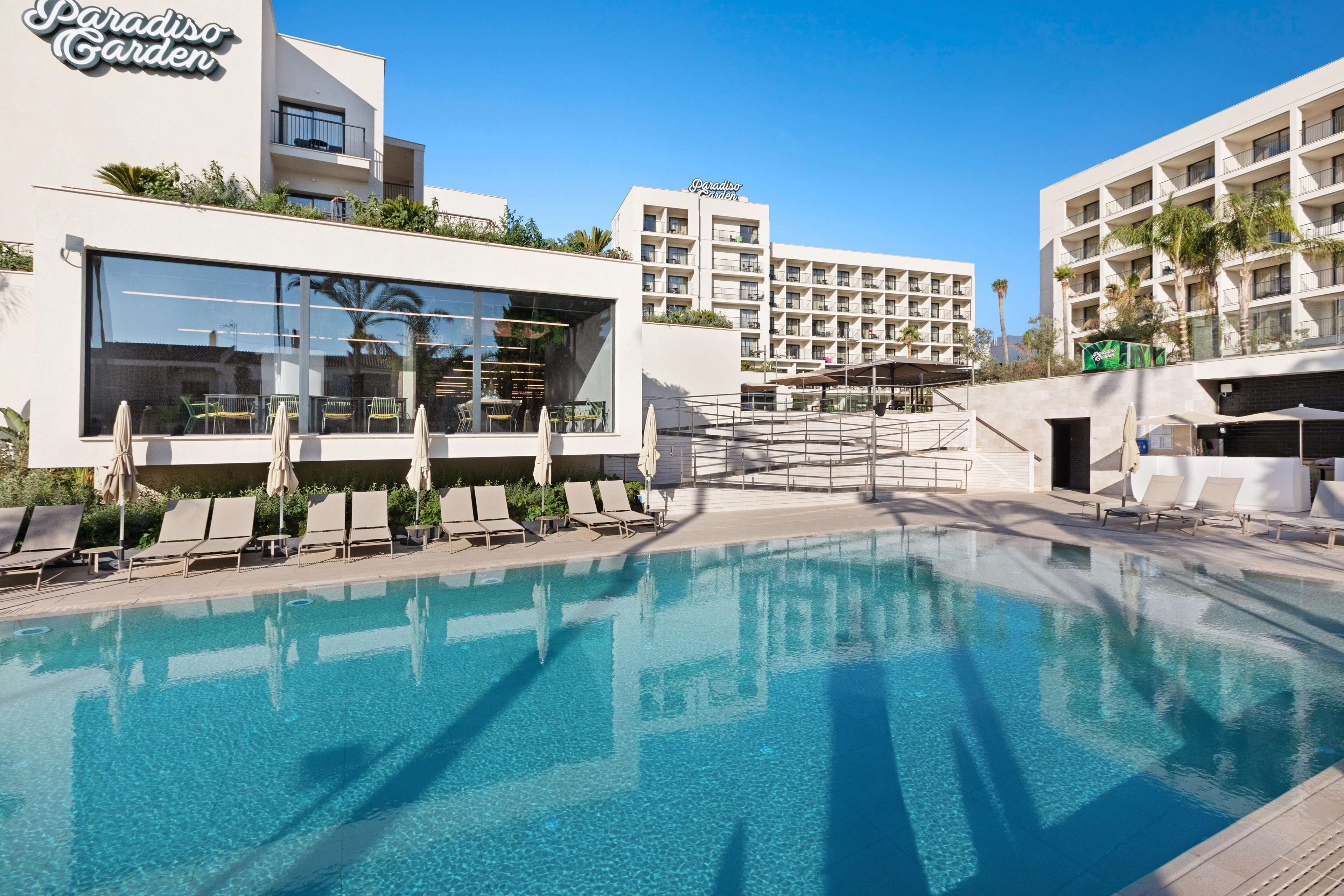 Una piscina techada, una piscina al aire libre
