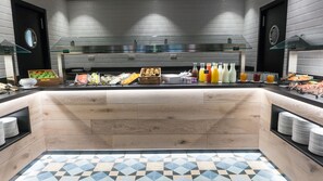 A buffet area with various food items and beverages. - Paradiso Garden Hotel (Palma de Mallorca)