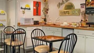 Café da manhã para viagem grátis todos os dias