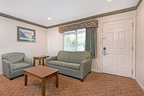 Desk, iron/ironing board, free cots/infant beds, free WiFi - Days Inn by Wyndham Ridgefield (Ridgefield)