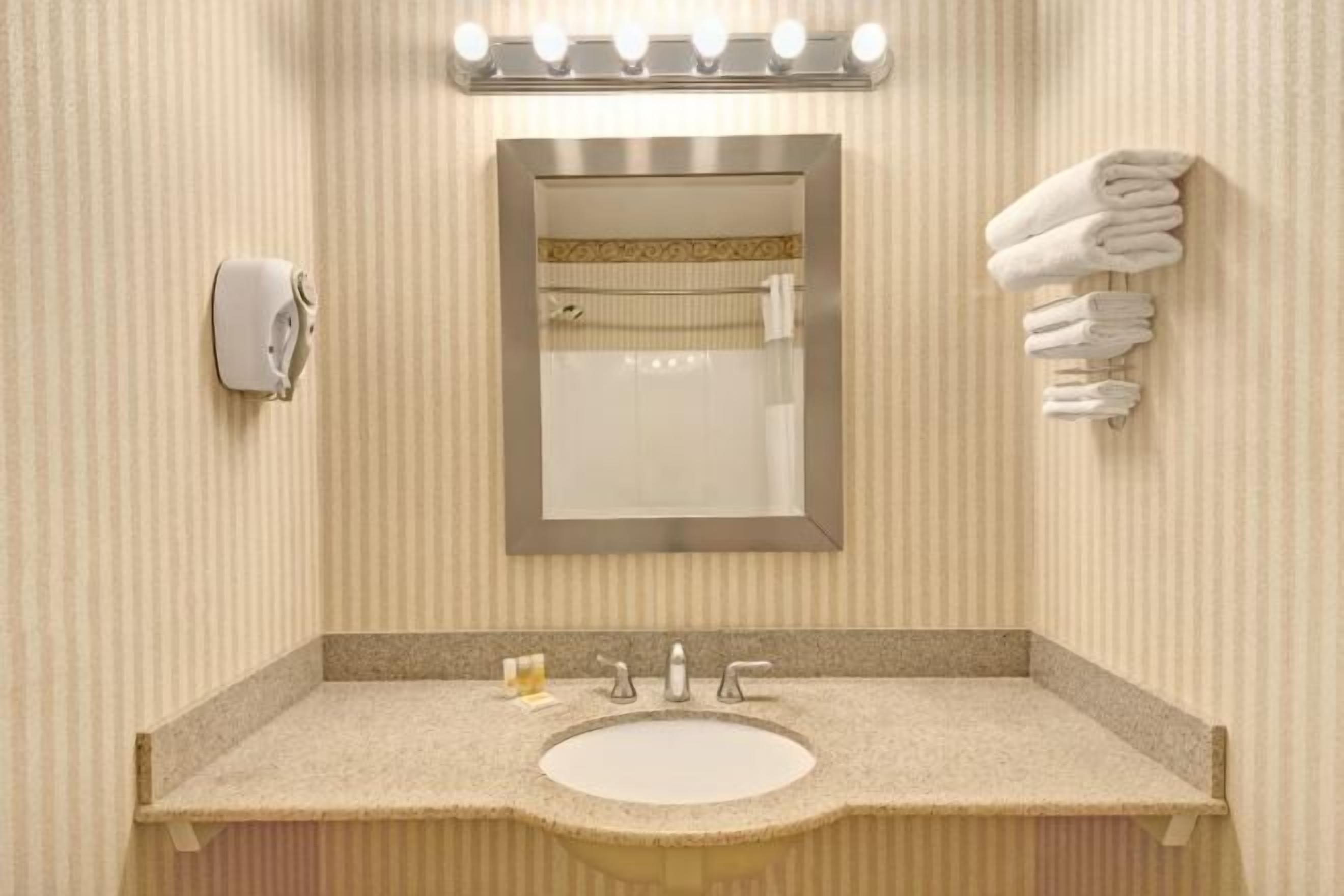 Badkamer | Een bad/douchecombinatie, gratis toiletartikelen, een haardroger