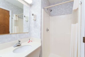 Tina con regadera, amenidades de baño gratuitas, secadora de cabello