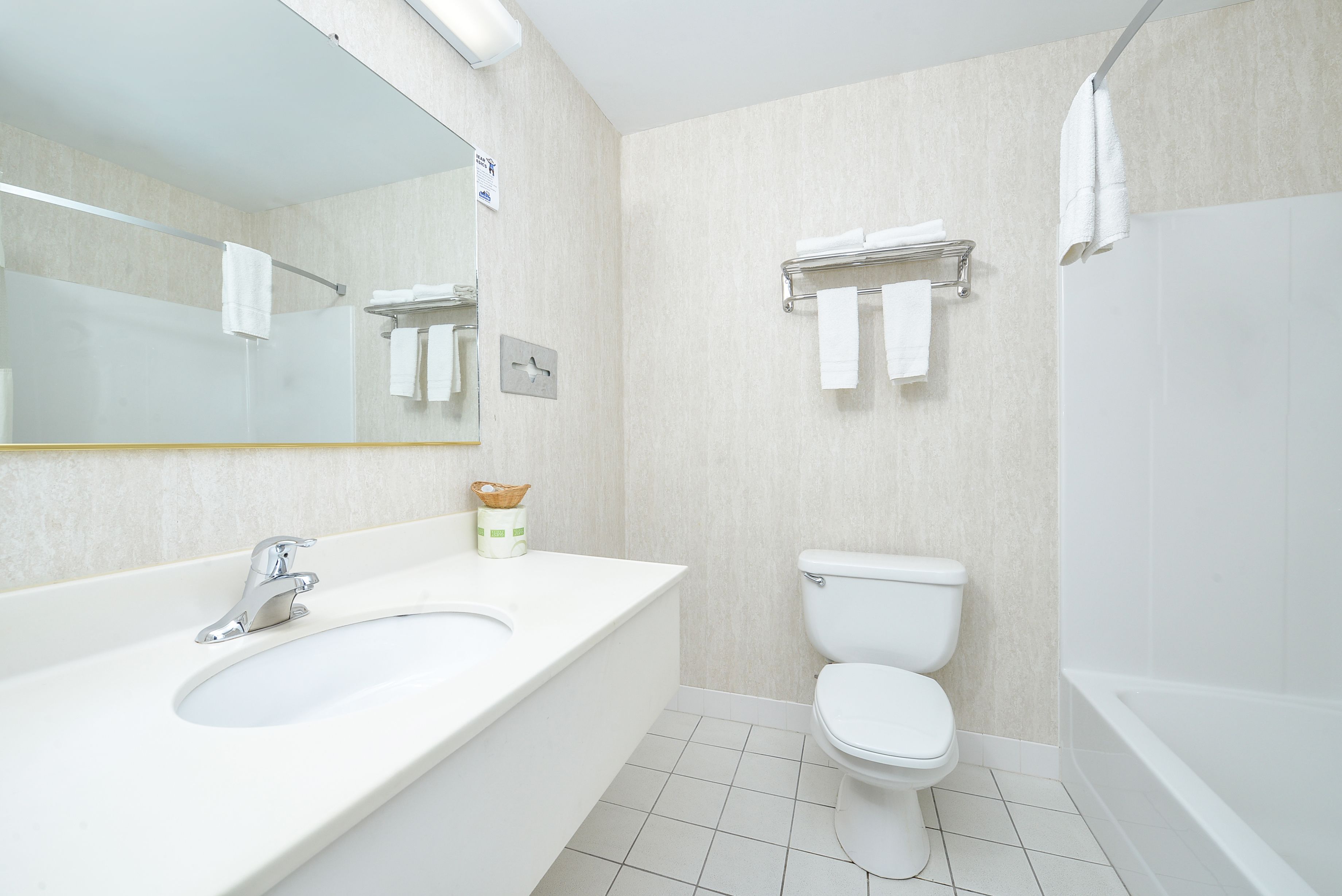 Combined shower/bathtub, free toiletries, hair dryer, towels