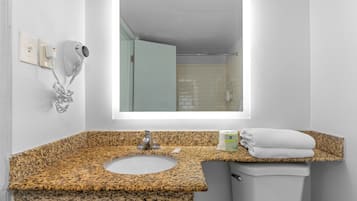 Bañera con ducha, secador de pelo, toallas