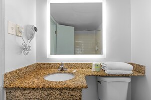 Bañera con ducha, secador de pelo, toallas