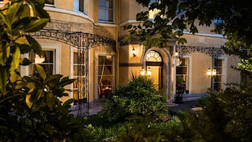 Façade de l’hébergement - soirée/nuit