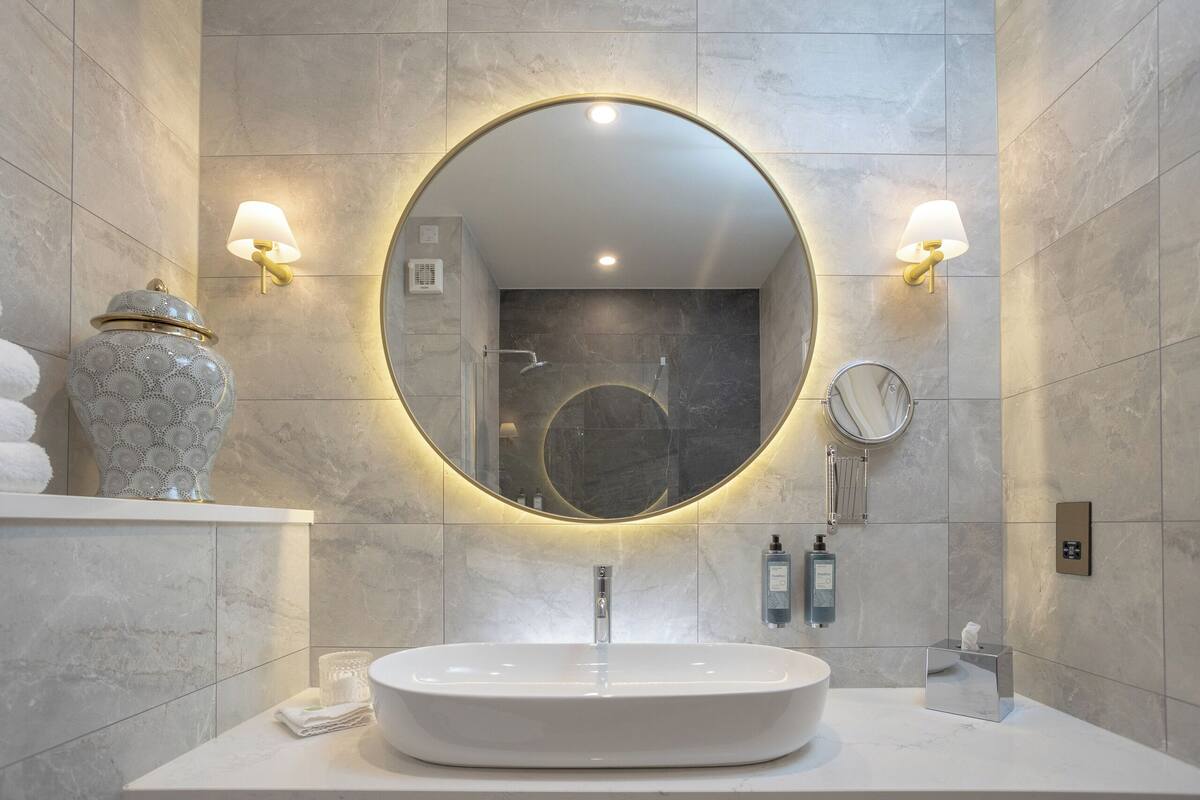 combined shower/bathtub, hair dryer, towels