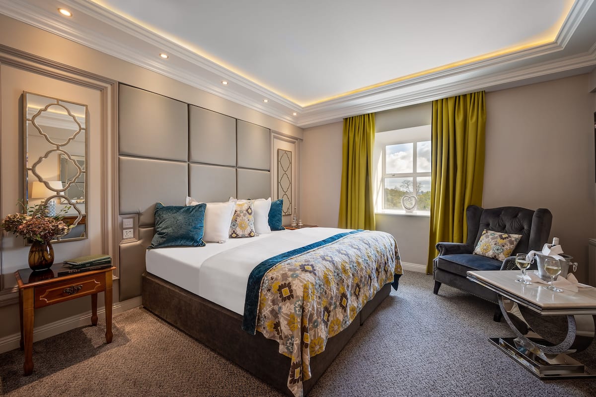 Premium bedding, desk, iron/ironing board, WiFi (free)