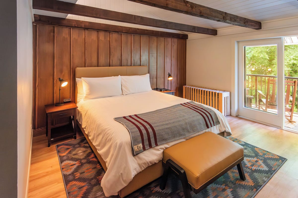 Luxe beddengoed, een minibar, een bureau, een laptopwerkplek