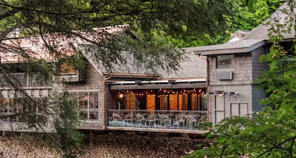 Historic Rocky Waters Inn, A Small Luxury Hotel