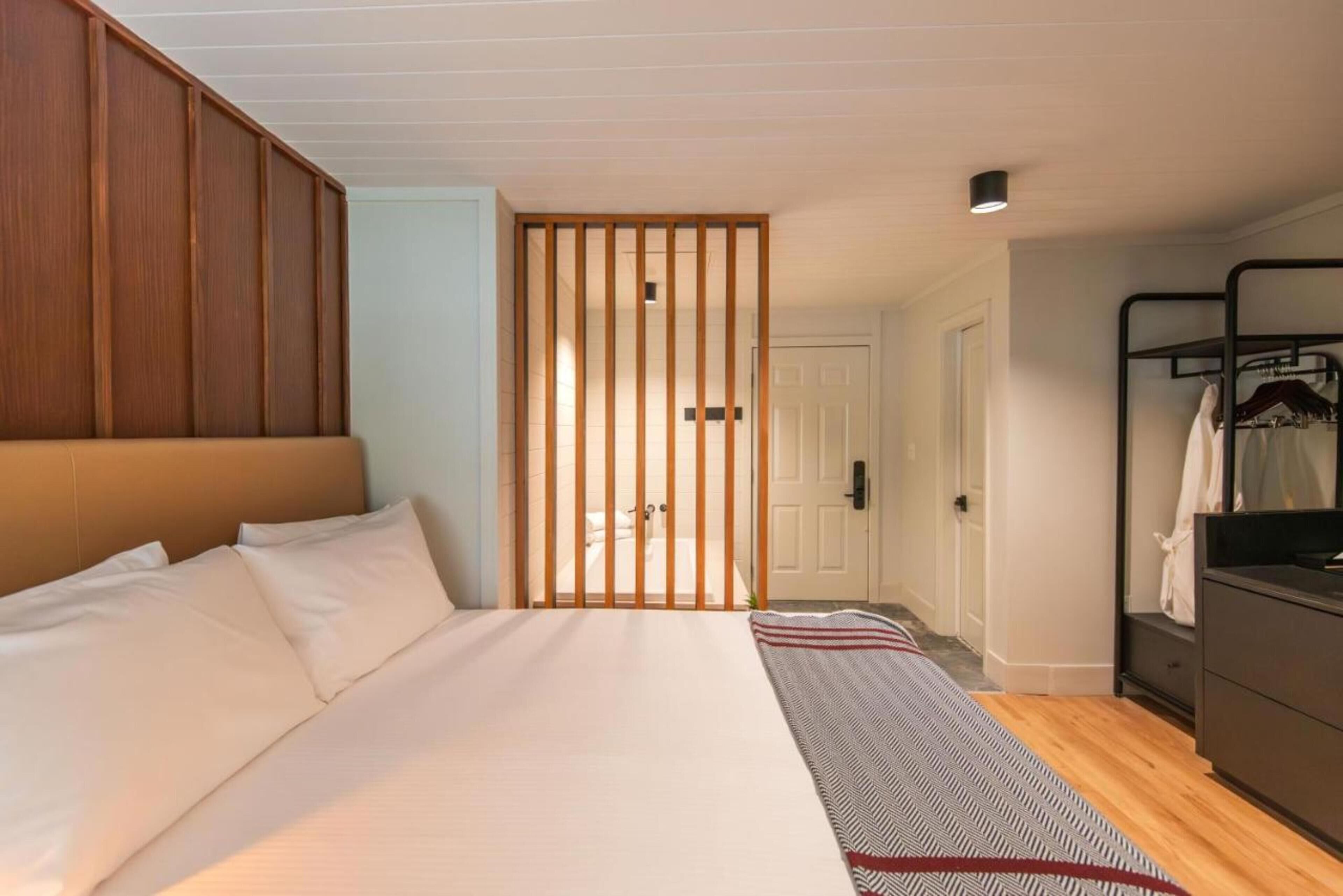 Ropa de cama de alta calidad, minibar y escritorio 
