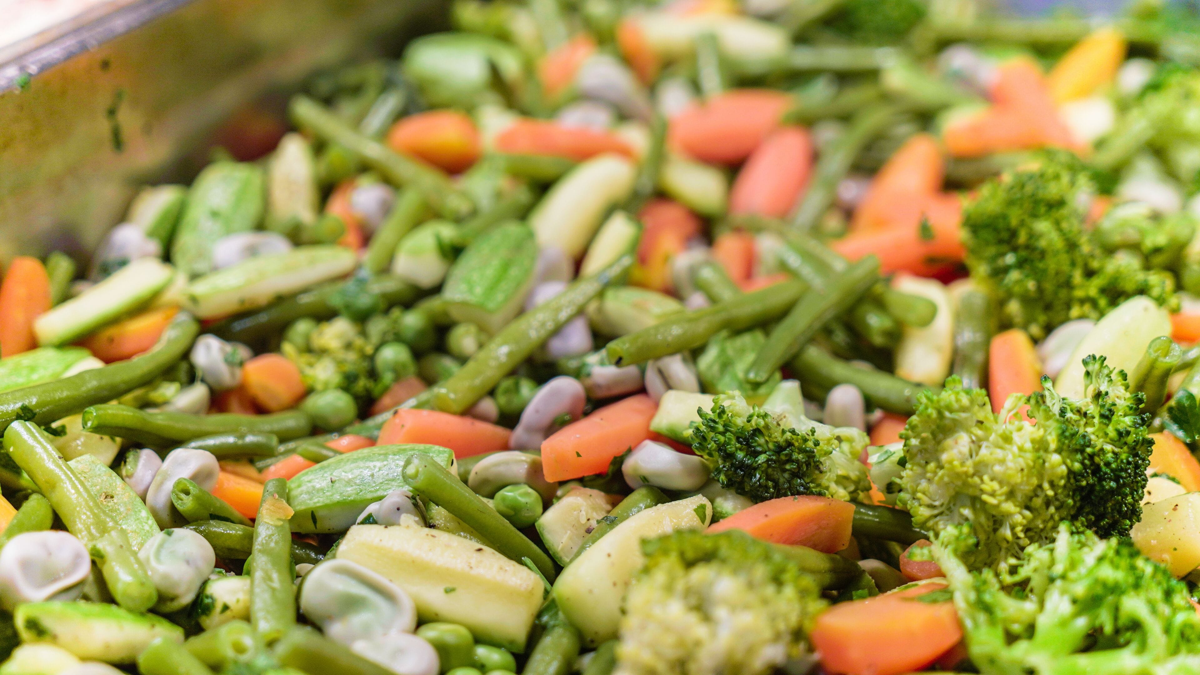 On y trouve une variété de légumes, notamment des carottes, des brocolis, des haricots verts et des pommes de terre.