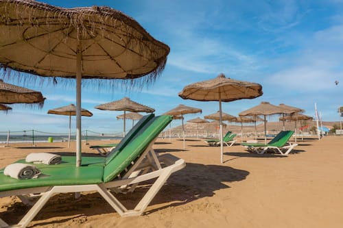 Plage privée, chaises longues, parasols, serviettes de plage