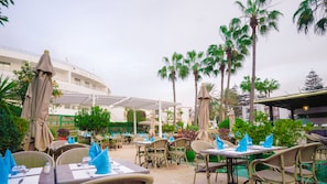 6 restaurantes; se sirven desayunos y cenas