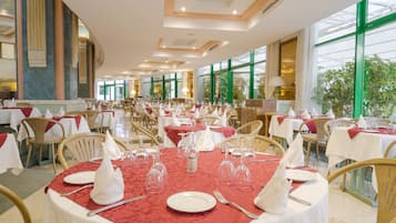 6 restaurantes, se sirven desayunos, cenas y cocina internacional