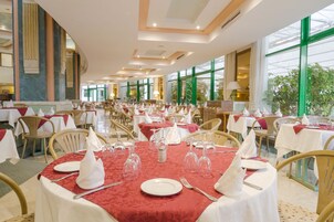 6 restaurantes; se sirve desayuno y cena