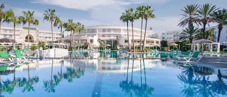 Outdoor pool, pool umbrellas, sun loungers