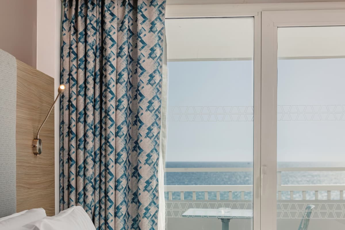 Habitación doble estándar, vista parcial al océano | 1 habitación, ropa de cama de alta calidad y minibar