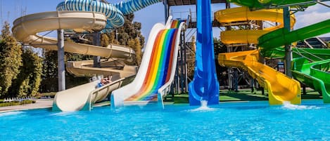 Un parque acuático con toboganes y una piscina.