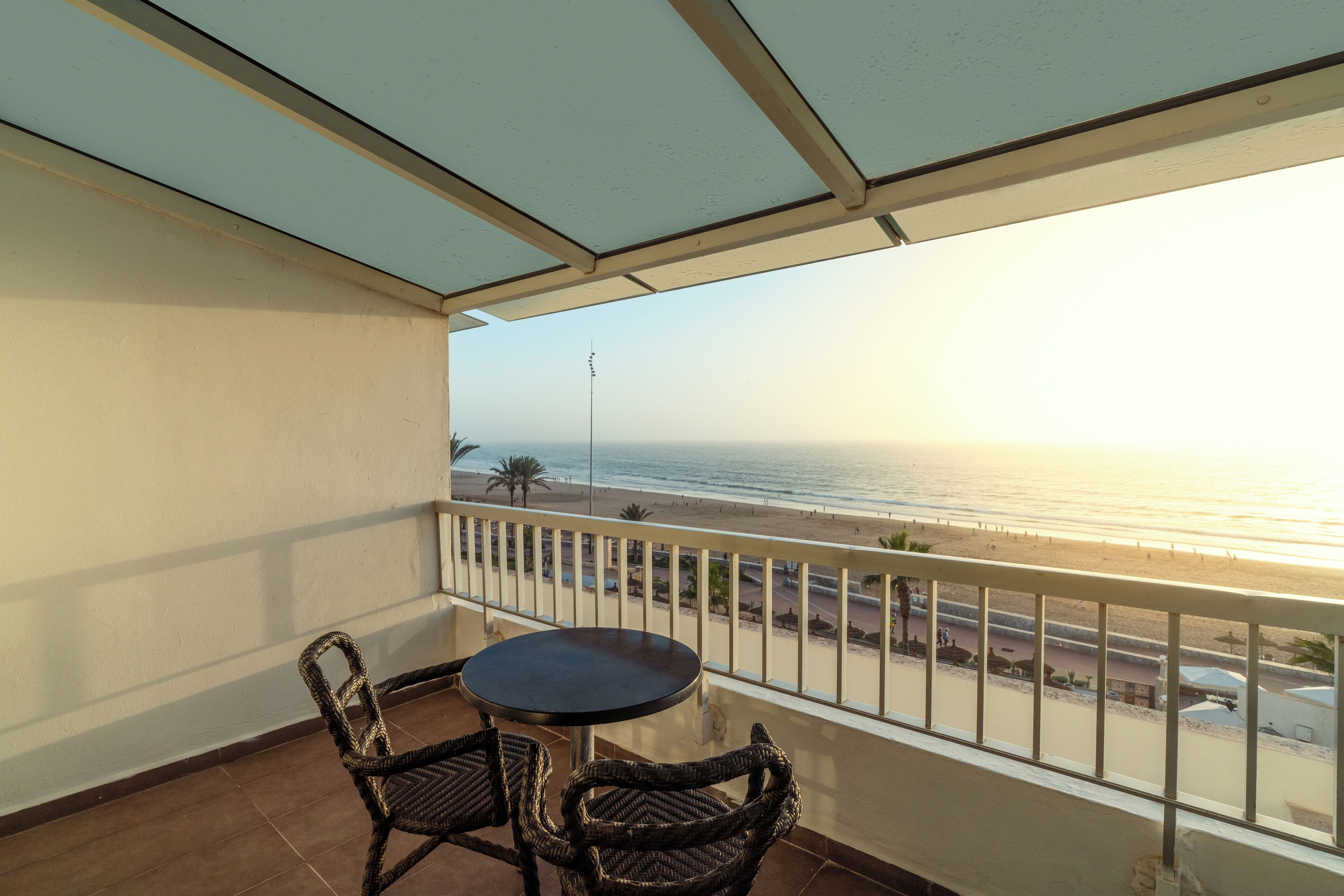 Un balcon avec vue sur la plage et l’océan.