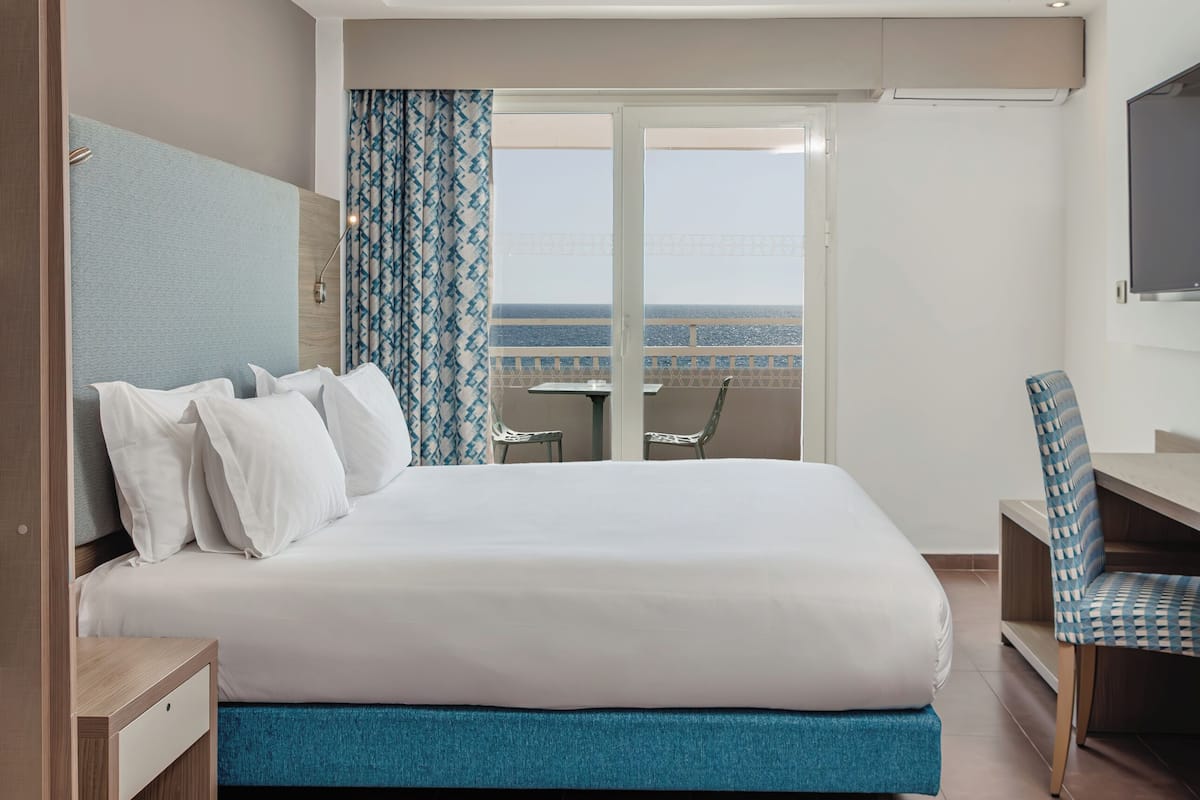 Junior Suite | 1 bedroom, premium bedding, minibar, in-room safe