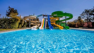 Piscine extérieure, parasols de plage, chaises longues