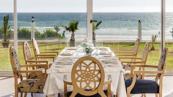Una mesa lista para comer con vista al océano.