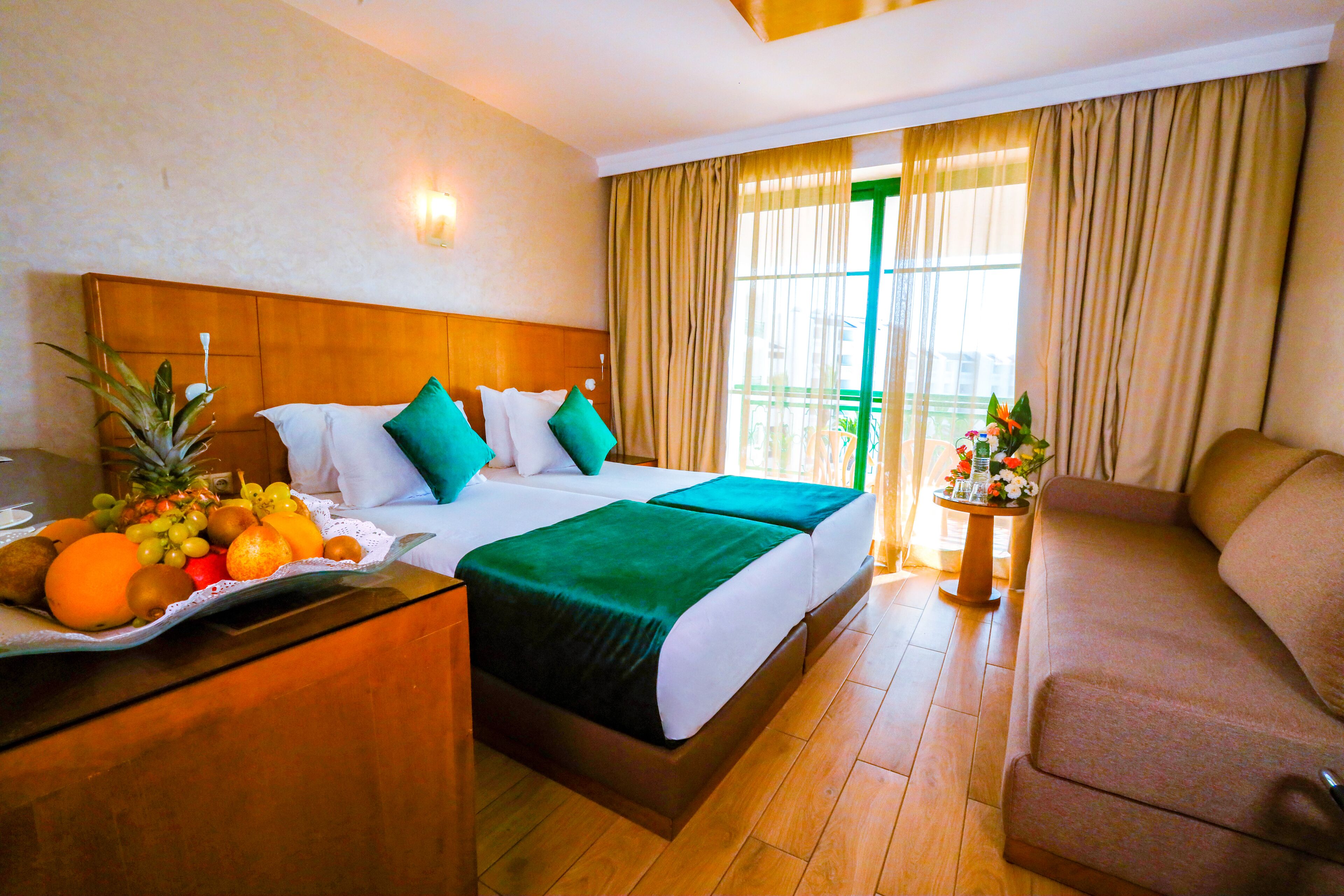 Luxe beddengoed, een minibar, een kluis op de kamer