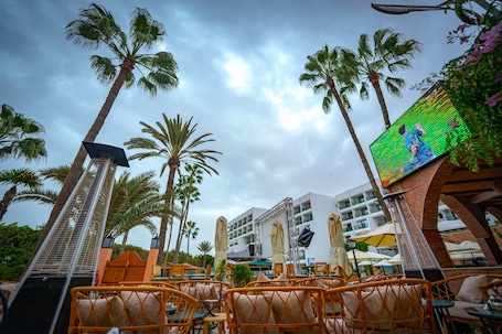Bar junto a la piscina. Hotel Argana