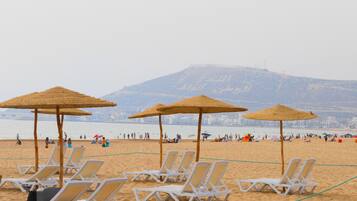 Privéstrand vlakbij, wit zand, ligstoelen, parasols