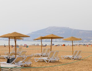 Plage privée à proximité, sable blanc, chaises longues, parasols