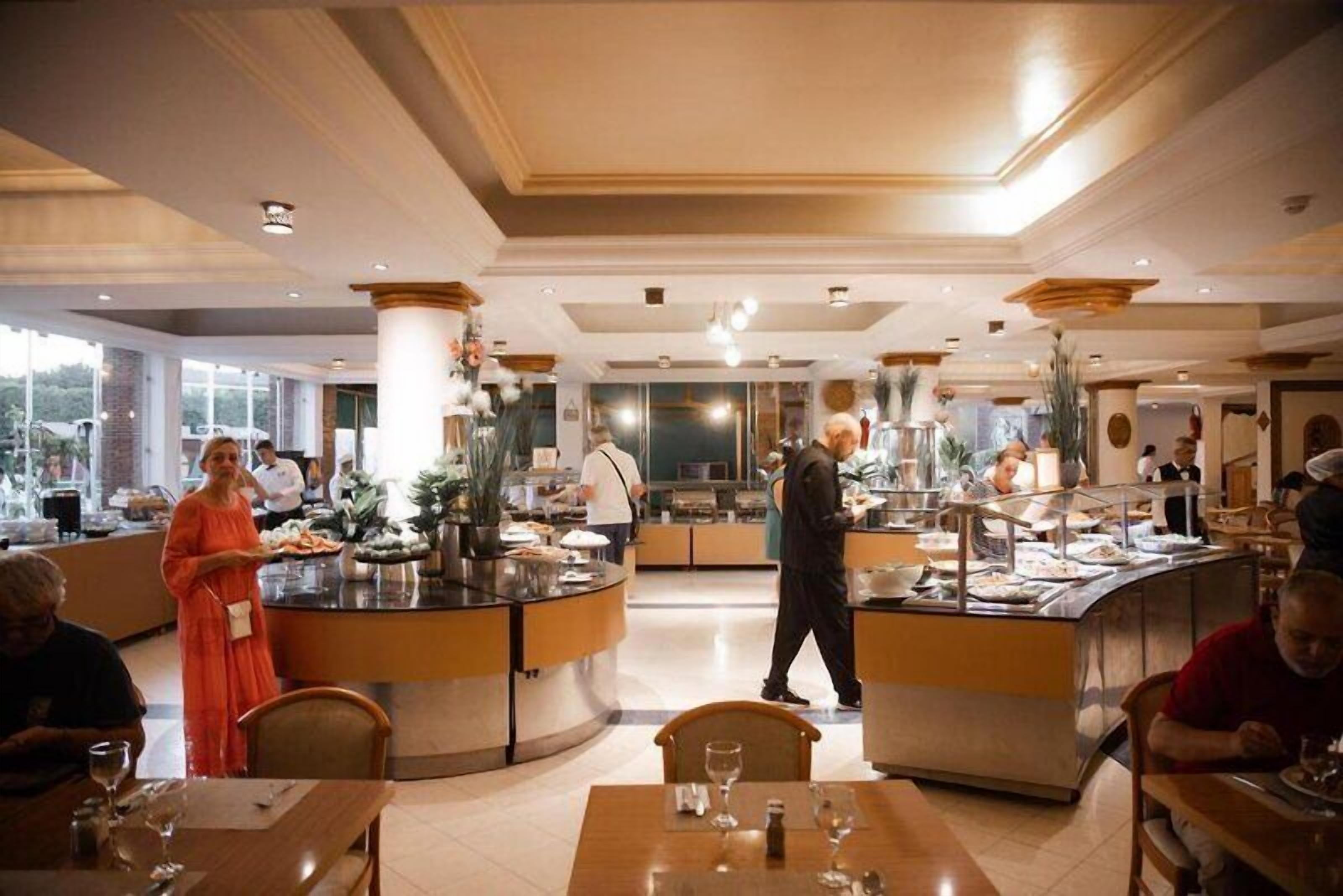 3 restaurants; lunch, dinner and brunch served 