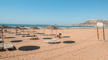 Playa privada en los alrededores, playa de arena blanca y camastros